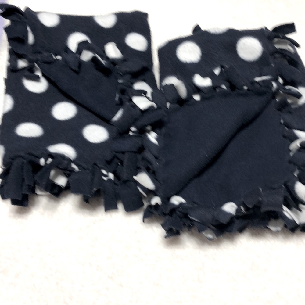 2 DOG BLANKETS NAVY/WHITE PILKA DOTS